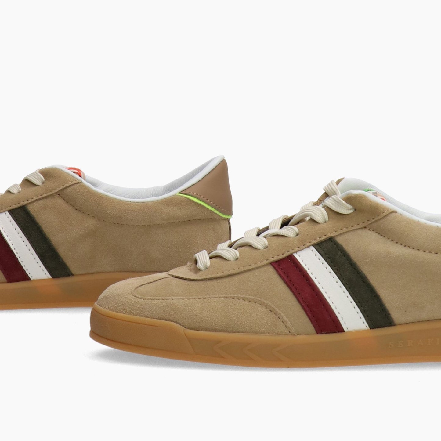 Flache goldene Sneakers